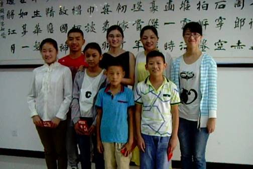 资助学子与公司老总合影留念