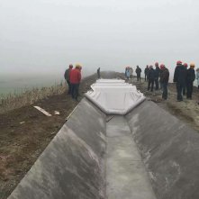 公司总经理组织员工集体巡视检查工地全线