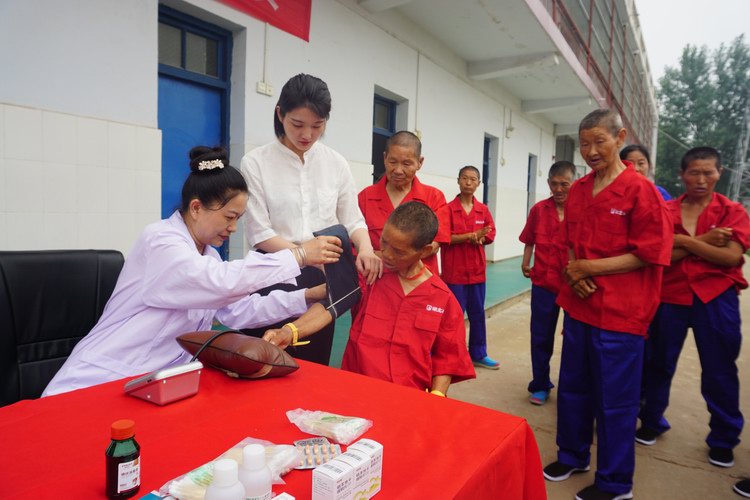 湖北水建慰问三合福利院流浪人员